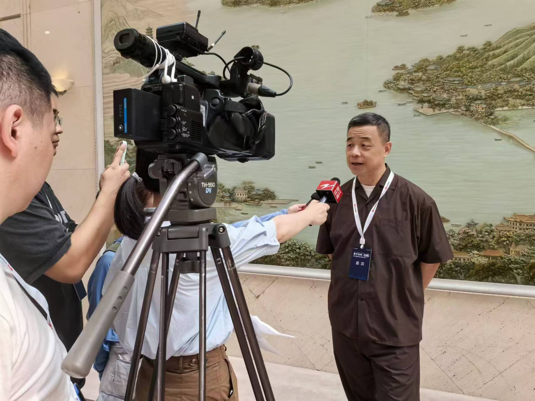 1725936992530466.jpg 接受采访.jpg